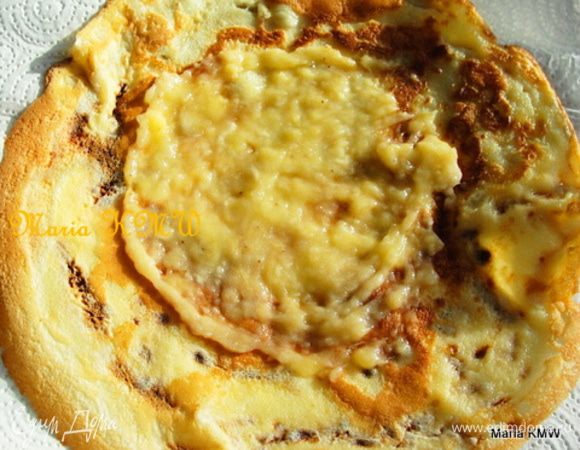 Бананы мнем вилочкой в пюре. Смазываем блинчик банановым пюре.