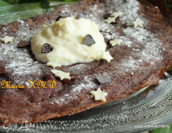 Можно приготовить шоколадные блинчики, добавив к тесту 1-2 ст.л. настоящего какао. Готовые блинчики украсить маскарпоне, присыпать сахарной пудрой.