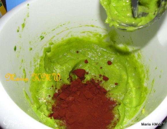 Авокадо должен быть слегка мягким, но не размякшим и водянистым. Разрежем авокадо на две половинки, почистим от кожицы и только тогда уберем косточку. 
Измельчим в блендере.
Добавим сироп и какао, можно несколько капелек лимонного сока.