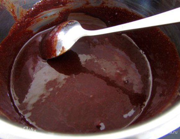 На среднем огне сварить шоколадную глазурь (варить пока сахар не растворится) около 10 мин. Постоянно помешивать.