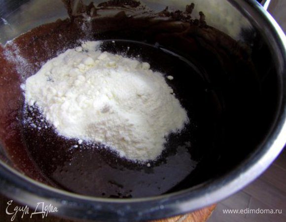 Порциями всыпать сухое молоко и размешивать! 