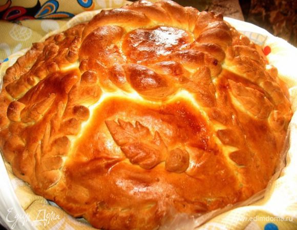 Начинку в курнике принято делать в несколько слоев: готовой гречки, заправленного маслом , добавлением рубленных яиц, отварной
курицы, порезанной мелкими кусочками с густым молочным соусом, жареных грибов слои проложила тонкими блинчиками....и чередуем слои....
Все это сооружение украшала орнаментом из теста, смазывала яйцом и выпекала...)
Последовательность начинки в моём курнике:
1. раскатываю слой теста(круглой формы)
2.слой гречи(гречку просто замачивала на ночь водой)
3. полила молочным соусом(1ст.кипящего молока добавила разведённых в воде пару ложек муки,помешиваем чтоб не было комочков до состояния густой сметаны)
4.слой отварной курицы порезанной кубиком.
5.яйца слой покрошить кубиком.
6.тонкий блинчик (заранее пожаренный)
7.слой обжаренных белых грибов с луком.
8.слой гречки.
9.слой соуса молочного.
10. ещё блинчик.
11 слой курицы.
12 слой яиц.
13.накрываем сверху раскатанным тестом побольше размером,украшаем ...смазываем яйцом....
Ставлю в разогретую духовку 180гр.и выпекаем до готовности...
Готовое смазываю сливочным маслом и,накрываем полотенцем и оставляем мин.на 15 подышать...
ВКУСНЯТИНАаааааааааааа!!!!!!!!!!!!!!!!!!!