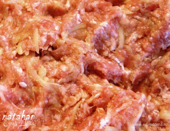 Смешать говяжий фарш, протертые на мелкой терке лук и картофель и яйцо. Посолить и поперчить. Хорошо вымесить фарш.