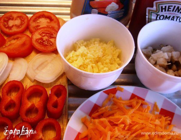 Морковь потереть на крупной тёрке, помидор, сладкий перец и лук порезать поперёк "шайбочками", мелко порезать грибы и сыр. 