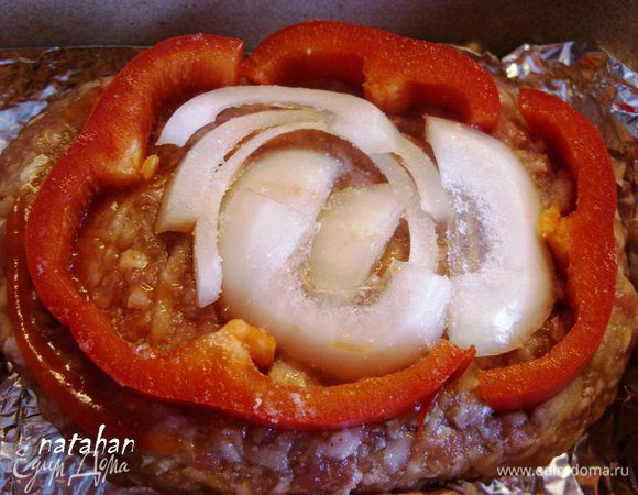 На котлеты выложить по 1/2 ч.л. кетчупа. Хорошо распределить его по всей верхней поверхности котлеты. "Шайбы" сладкого перца разрезать пополам. Этими половинками ограничить гнездо (вдавить ладонью перец в фарш), в которое выложить нашинкованный лук.
Посолить лук и перец.