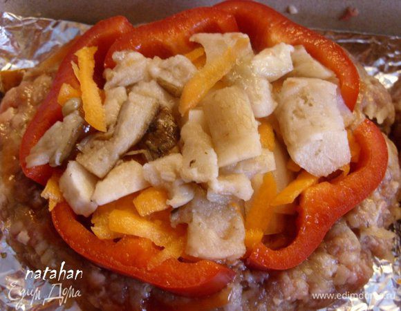 На лук выложить шинкованную морковь и грибы. Посолить и уплотнить аккуратно ладонью.