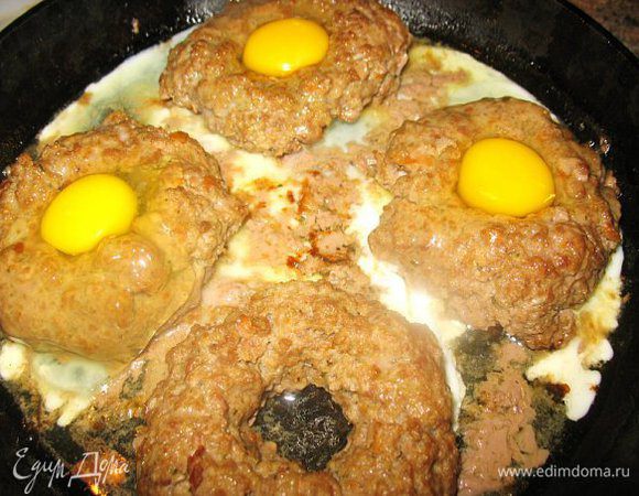Делаем котлетку из фарша(добавьте любимые специи),а в центре дырку.
Выкладываем на разогретую сковородку ,в духовку на 10-15мин.,достаём и вливаем по яйцу в центр.