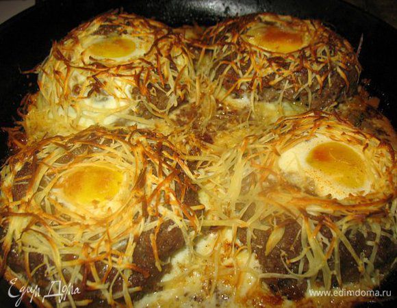 В духовку ставим до готовности яйца...
затем трём сыр по кругу и в духовку на пару минут даём подрумянится сыру.