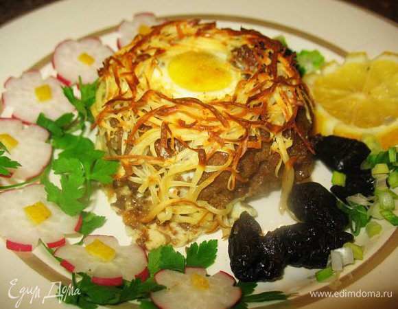 Гнёздышко готово!!!
Добавляем на
тарелочку:чернослив,редис,лимон,петрушка.