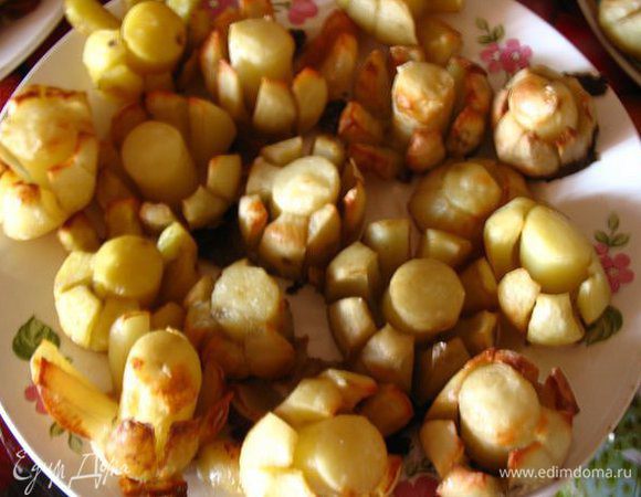 Можно преподнести вот так просто приготовленную картошку:
Вырезала формой для чистки середины у яблока...)
Смазать приготовленную картошку маслом,посолить и в духовку до готовности!!)