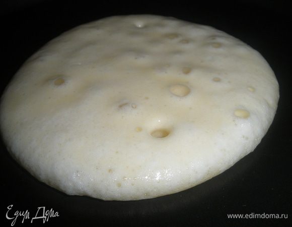 Белки отделить от желтков. В желтки добавить муку, молоко, разрыхлитель. Белки взбить с солью в крутую пену. Смешать обе массы. Получится очень воздушное тесто - даже не тесто, а пена. 
На  НЕ СИЛЬНО разогретую сковороду выливаем пол половника теста - печем на среднем огне. Блинчики получаются очень пышные и нежные. 