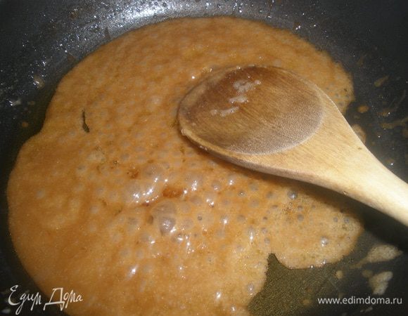 На сковороде на медленном огне растапливаем сахар с маслом и готовим карамель (минут 5). Выкладываем туда половинки бананов. Обжариваем с обеих сторон. Подавать бананы в карамельном соусе с блинчиками и сметаной.