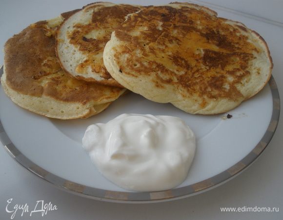 Второй вариант: наливаем тесто на сковороду ,пока блин жарится на одной стороне выкладываем начинку на сырую сторону - это может быть что угодно: тертый сыр, бекон, тертые яблоки или груши, шоколад. Переворачиваем уже с начинкой и обжариваем с другой стороны. 