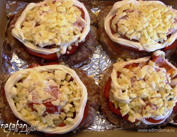 По "границе" гнезда нанести майонез из дырочки на крышке майонезной бутылки. 