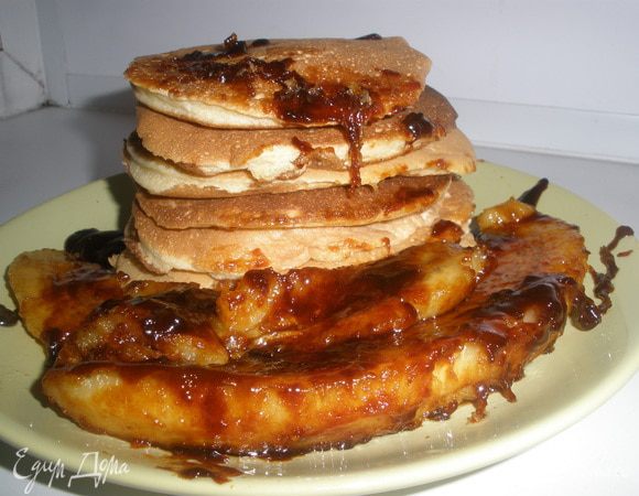 это блины с бананом и карамелью! Карамель очень хорошо с бананом сочетается! Но думаю можно было меньше жарить, а то темновато получилось)) 