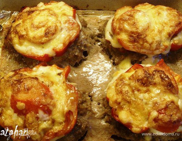 Поставить форму в холодную духовку ( у меня керамическая форма) и запекать котлеты при температуре  180 градусов 35 минут.