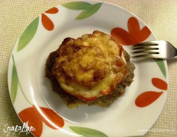 Выложить котлету-гнездо на тарелку и звать всех к столу. Всё готово. Приятного аппетита!