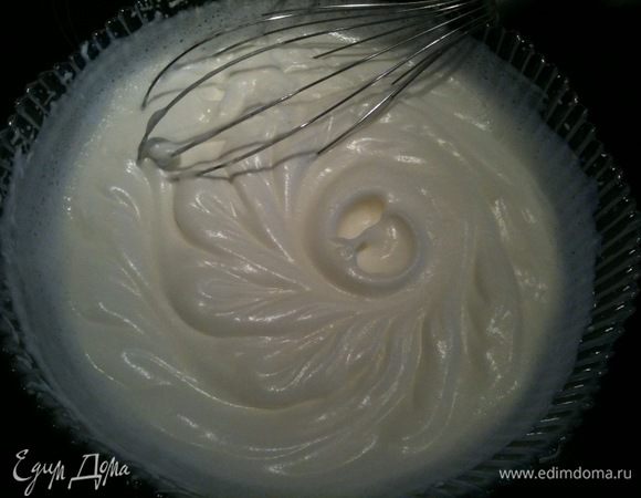 У 4 яиц разделить белки с желтками. Белки взбить с 1/2 нормы сахара до устойчивых пиков... 