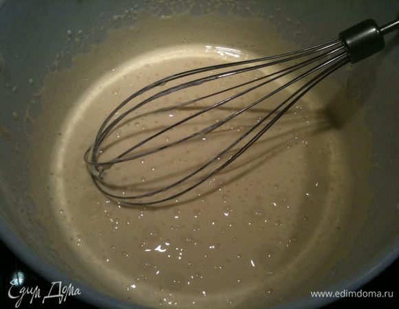 4 желтка + 1 яйцо взбить со второй частью сараха практически до белого...