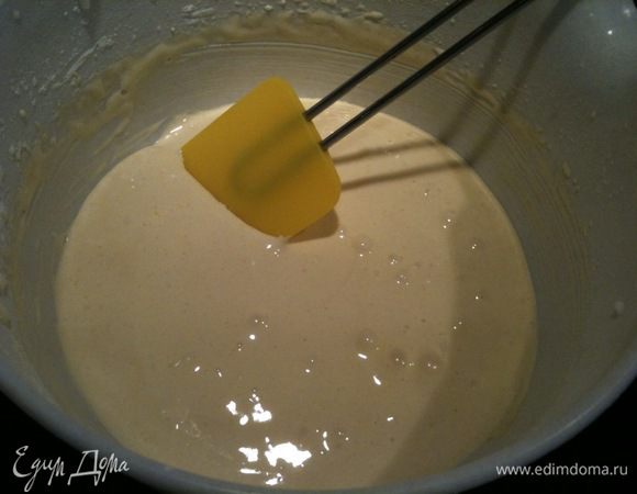 Муку просеять и добавить к взбитым желткам. Хорошо вымешать, добавить ванилин...