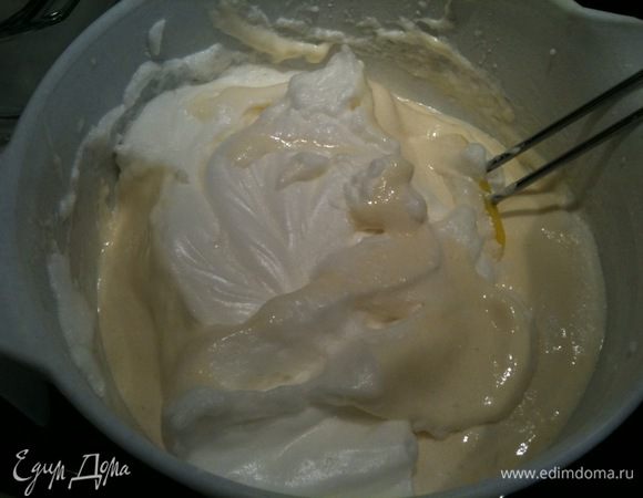 К тесту добавить взбитые белки, аккуратно перемешать снизу вверх...