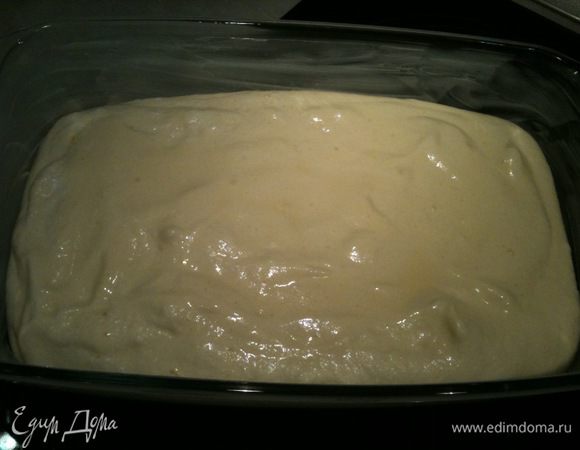 Глубокую форму (желательно сразу взять форму, в которой вы оставите бисквит для пропитки и подачи) очень хорошо смазать сливочным маслом и выложить тесто. Выпекать до готовности в предварительно разогретой до 180 градусов духовке...