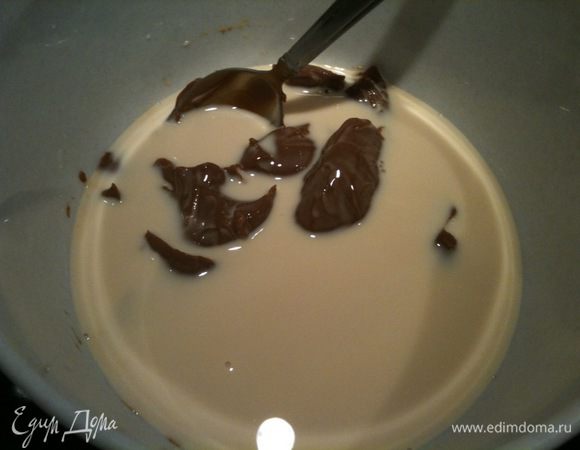 Приготовить смесь из 3 видов молока. Смешать все виды молока миксером или в блендере. (Моя ошибка была в том, что я не подогрела топленое молоко и ему было трудно соединиться с вареным сгущеным молоком, но блендер меня спас:)...