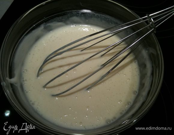 Приготовить верхнюю заливку. Венчиком смешать сметану, сахар и сгущеное молоко...