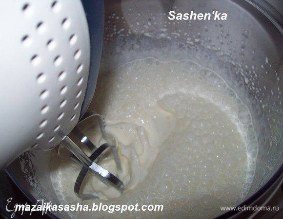 Влейте сливки в чашу миксера и взбейте на самой большой мощности 10 минут.