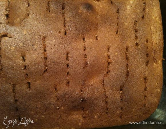 Готовый бисквит достать из духовки, часто наколоть вилкой (лучше применять шашлычную шпажку, т.к. вилка проламывает горячий бисквит)...