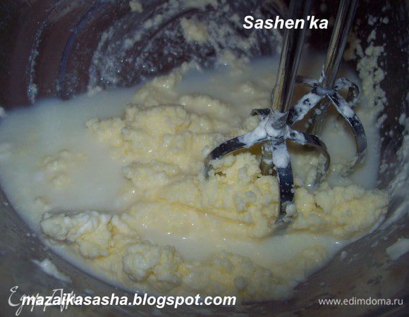 Через 10 минут вы увидите, что сливки начали взбиваться в масло и отделилось много жидкости. Жидкость слейте и продолжайте взбивать еще 3–5 минут.