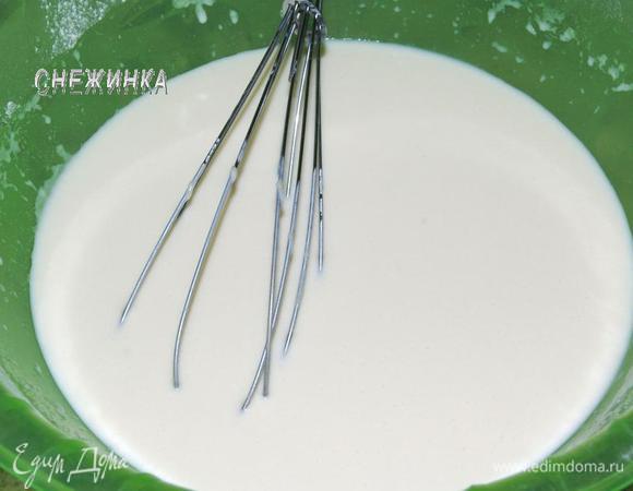 Теперь добавляем теплую воду (у меня комнатной температуры). Вымешиваем.