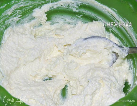 Приготовим начинку. У меня были творожные сырки с ванилином, достаточно сладкие, поэтому я просто растерла их с 1 яйцом. Если у вас творог, лучше перетереть его через сито, хорошо растереть с 2 яйцами и сахаром.