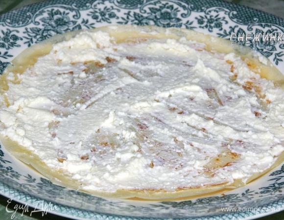 Теперь берем блинчик, кладем на него начинку (примерно 1 ст. л.) и смазываем творожной массой по всей поверхности.