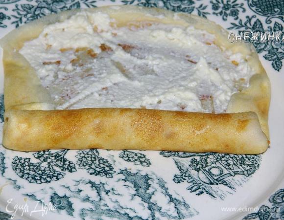 Сворачиваем блинчик трубочкой, немного завернув края.