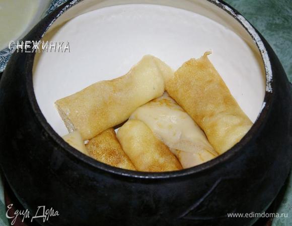 Готовые блины складываем в форму (у меня чугунок).