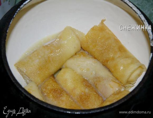 Когда образовался рядок, поливаем его растопленным сливочным маслом и посыпаем сахаром.