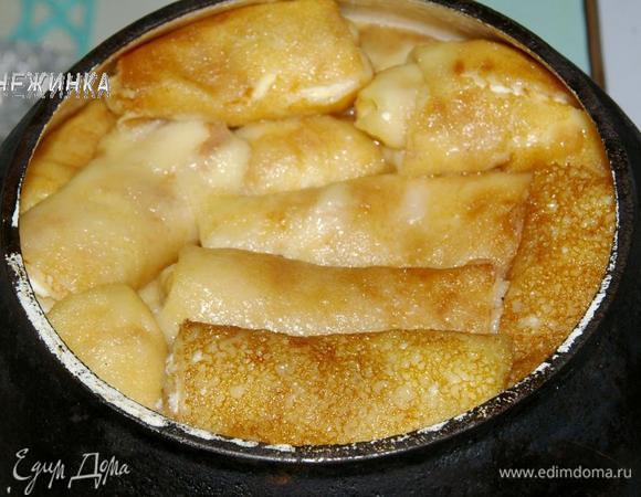 Теперь самое важное! Накрываем крышкой (или фольгой). Если у вас духовка старая, как у меня, в которой не выставляется температура, разогрейте ее немного, до 60°C, и ставьте блинчики. Томите 1–1,5 часа. Температура не должна стать выше 160°C. 