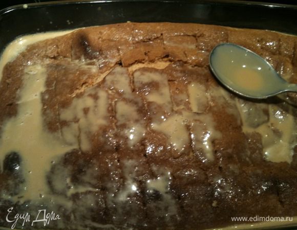 Сразу же начать заливать горячий бисквит смесью из молока. Заливать постепенно по мере впитывания, по всей площади бискивита...