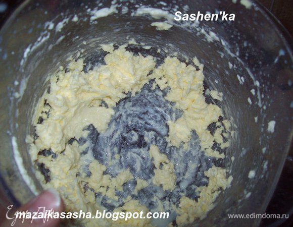 Слейте образовавшуюся жидкость и взбивайте еще несколько минут. Масло должно стать плотным.