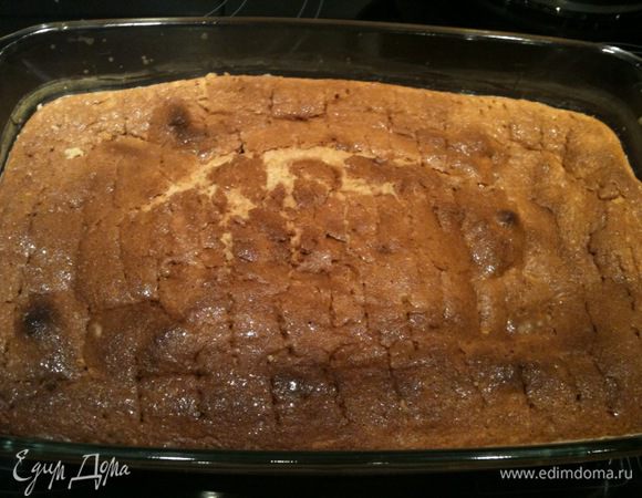 Бисквит очень быстро впитывает молоко. Вот так он выглядит сразу после заливки всей молочной смеси ...