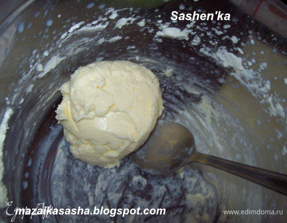 Соберите масло ложкой в шар и дайте ему отдохнуть, из него еще выйдет жидкость. Слейте ее, затем обомните слегка масляный шар ложкой и слейте оставшуюся жидкость.