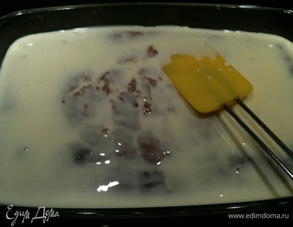 На пропитаный бисквит выложить верхнюю заливку. Форму закрыть крышкой или затянуть пленкой и поставить в холодильник пропитываться на ночь (это обязательно условие для получения наилучшего результата)...