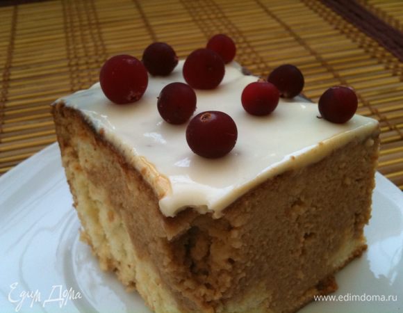 Верх готового, охлажденного бисквита украсить чем угодно (у меня были замороженные ягоды). Приятного аппетита!