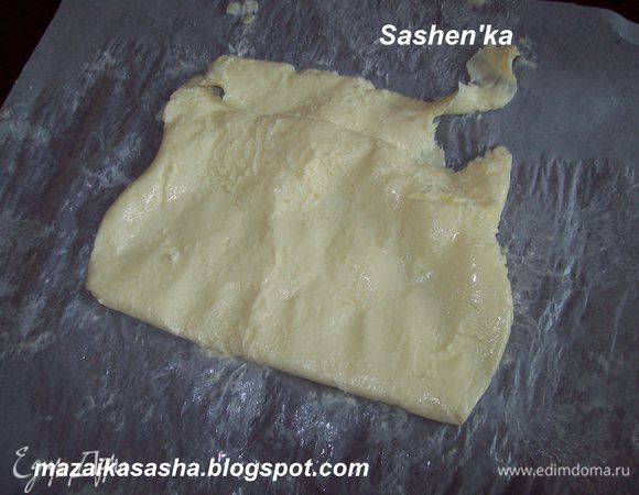 Выложите масло на пергамент и разомните его. Посолите и сверните масло пополам. Разомните и снова сверните его пополам. Повторите несколько раз, так масло хорошо перемешается с солью и из него выйдет еще не много жидкости. На этой стадии можно добавлять любые специи и зелень по вашему вкусу.