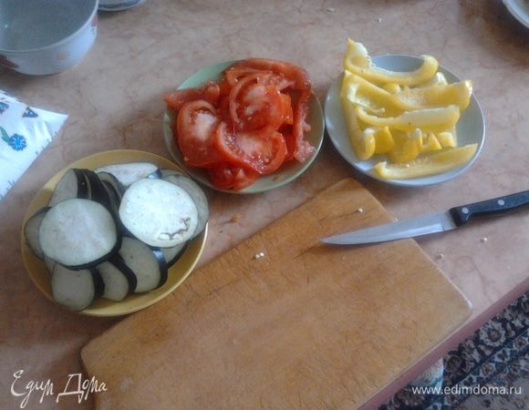 Нарезаем баклажаны, помидоры и перец.