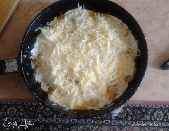 Выкладываем овощи слоями: баклажан, перец, помидор замиваем соусом, сверху трем твердый сыр.
 И в духовку на несколько минут (я люблю чтоб была пожиже по этому ставлю совсем минут на 5-7, если кто любит сильно запеченное то минут на 10-15, при этом поглядывая)