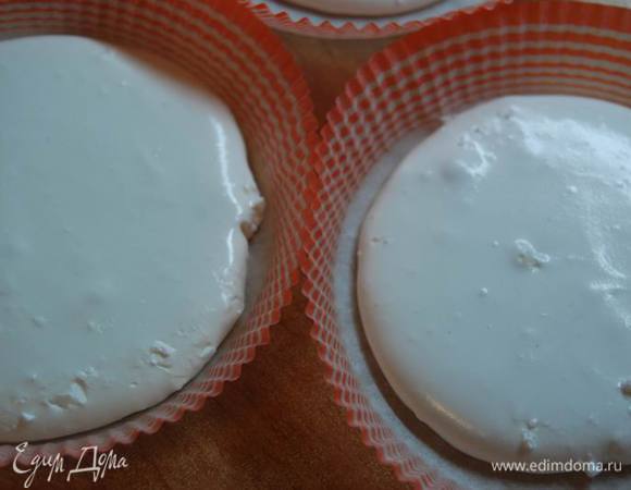 Безе я приготовила по экспресс-рецепту. Белок одного яйца (холодный) взбиваем,постепенно добавляя сахарную пудру (около 10 минут) до густой консистенции. Выкладываем в формы  (у меня бумажные диаметром 12см.) и готовим в микроволновке на максимальной мощности 1-2 минуты. У меня максимальная мощность 1000 и я готовила ровно 1 минуту. При мощности 600 это время будет около 1,5-2 минут. Во время запекания следите,периодически,открывая дверцу,чтобы безе не "загорели".