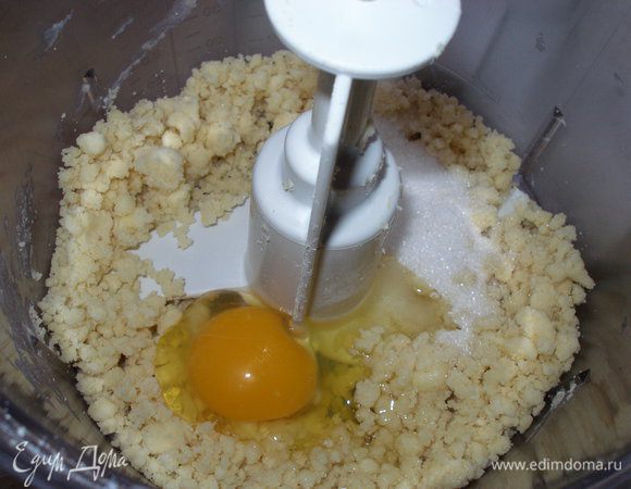 Смешиваем все ингредиенты для теста. В случае необходимости, можно добавить еще немного муки. 