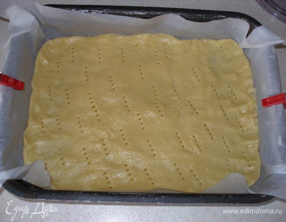 Форму (не больше 20х30см, а лучше - немного меньше) застелить пергаментом и выложить тесто. В нескольких местах проткнуть вилкой и поставить в морозильную камеру на 10-15мин. Потом - на 20 мин. в разогретую до 180С духовку. Вынуть из духовки и охладить.